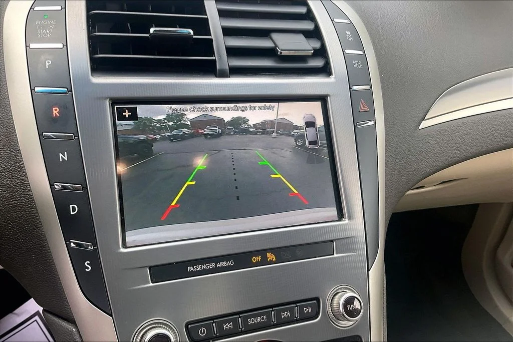Used 2019 White Lincoln Standard image 19