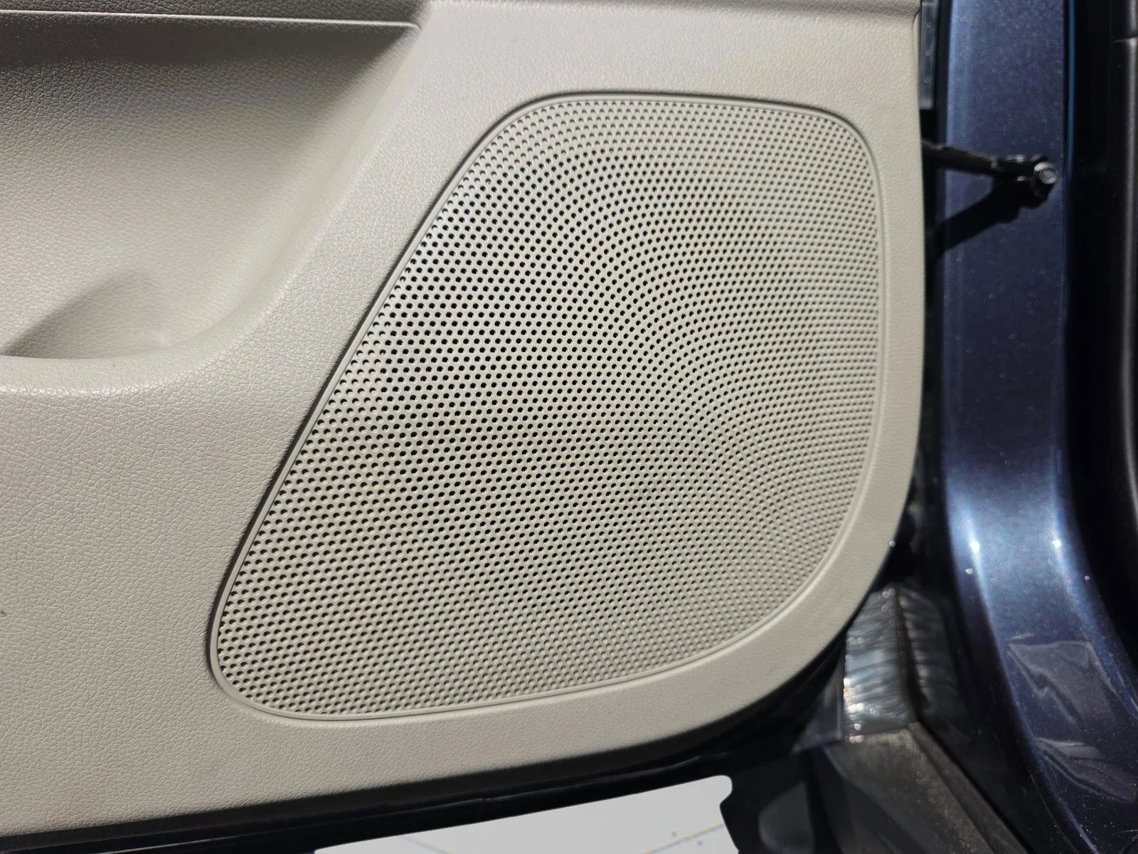 Used 2019 Blue Kia EX image 21