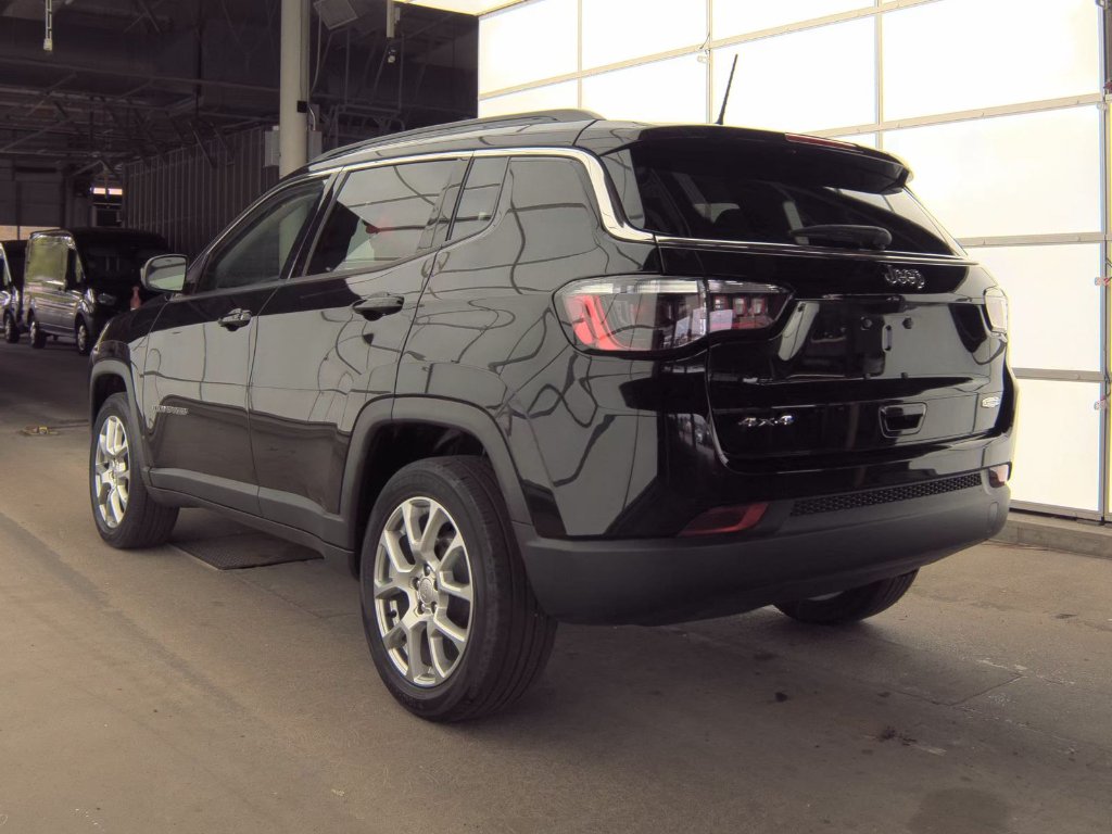 Used 2022 Diamond Black Crystal Pearlcoat Jeep Latitude Lux image 4
