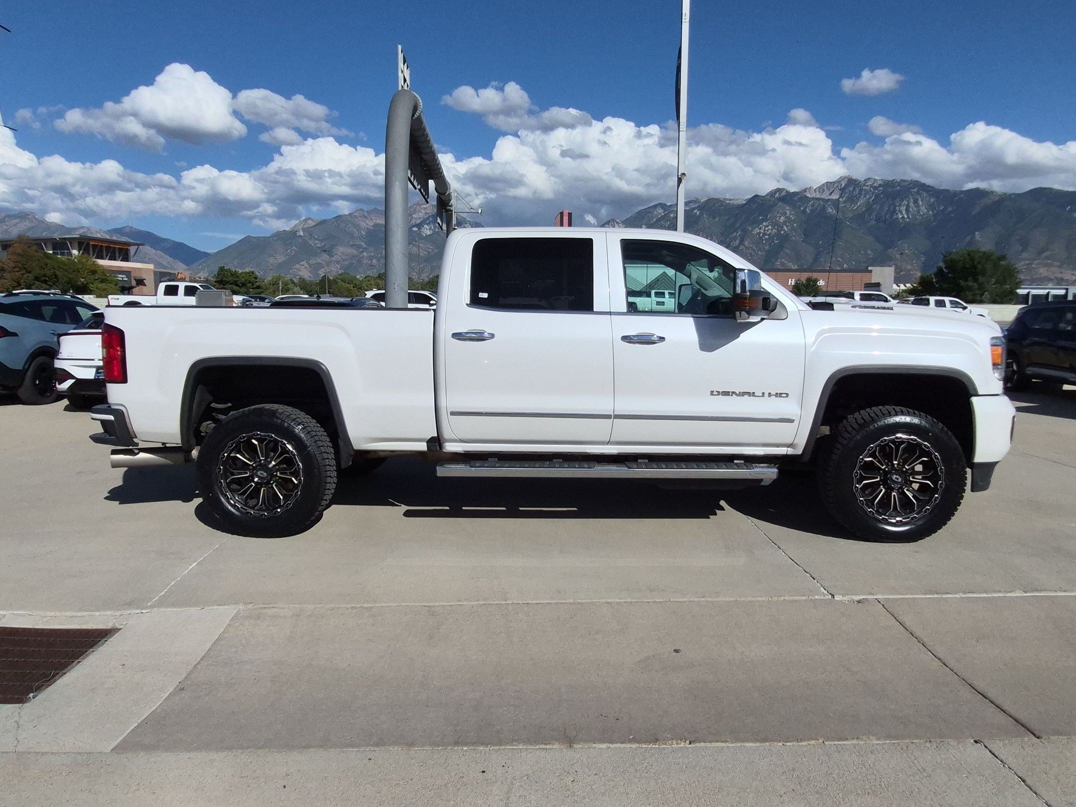 Used 2019 White Frost Tricoat GMC Denali image 6