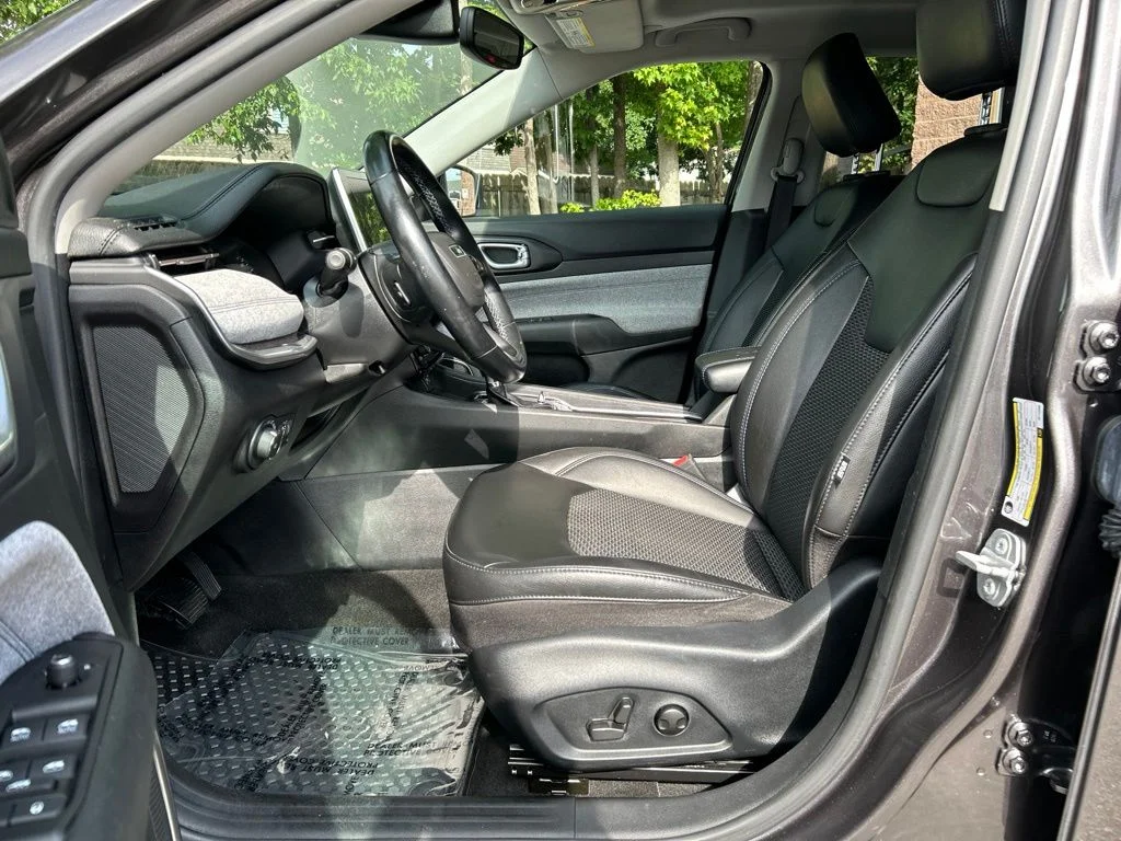 Used 2022 Gray Jeep Latitude image 14