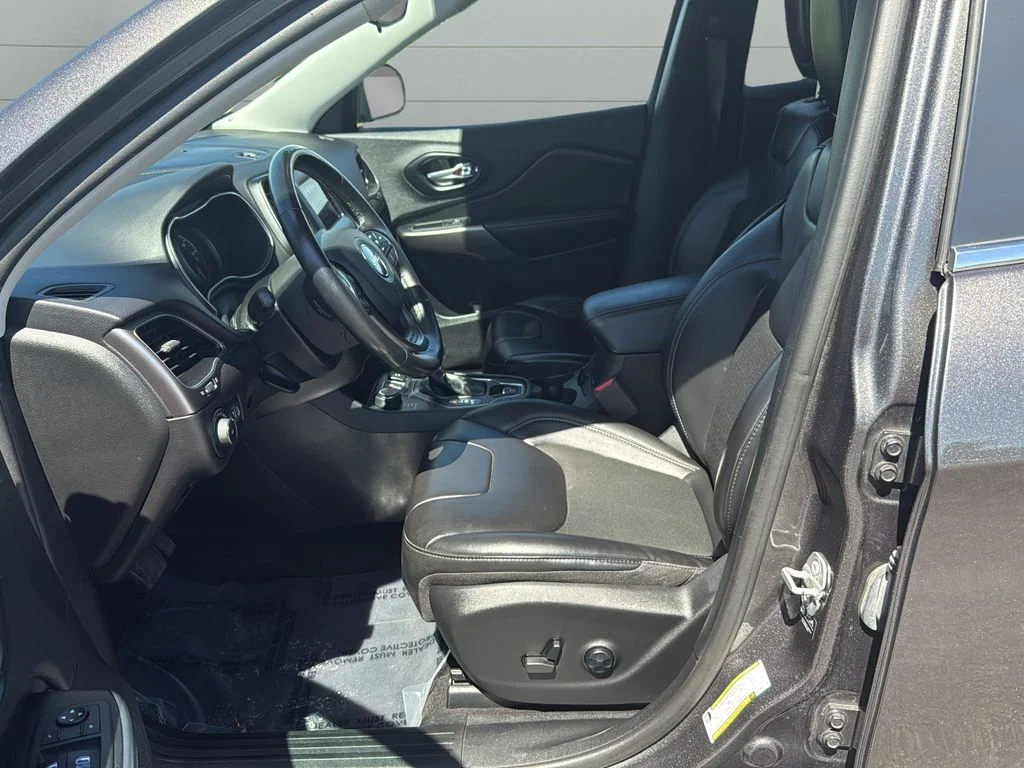 Used 2021 Gray Jeep Latitude Plus image 10