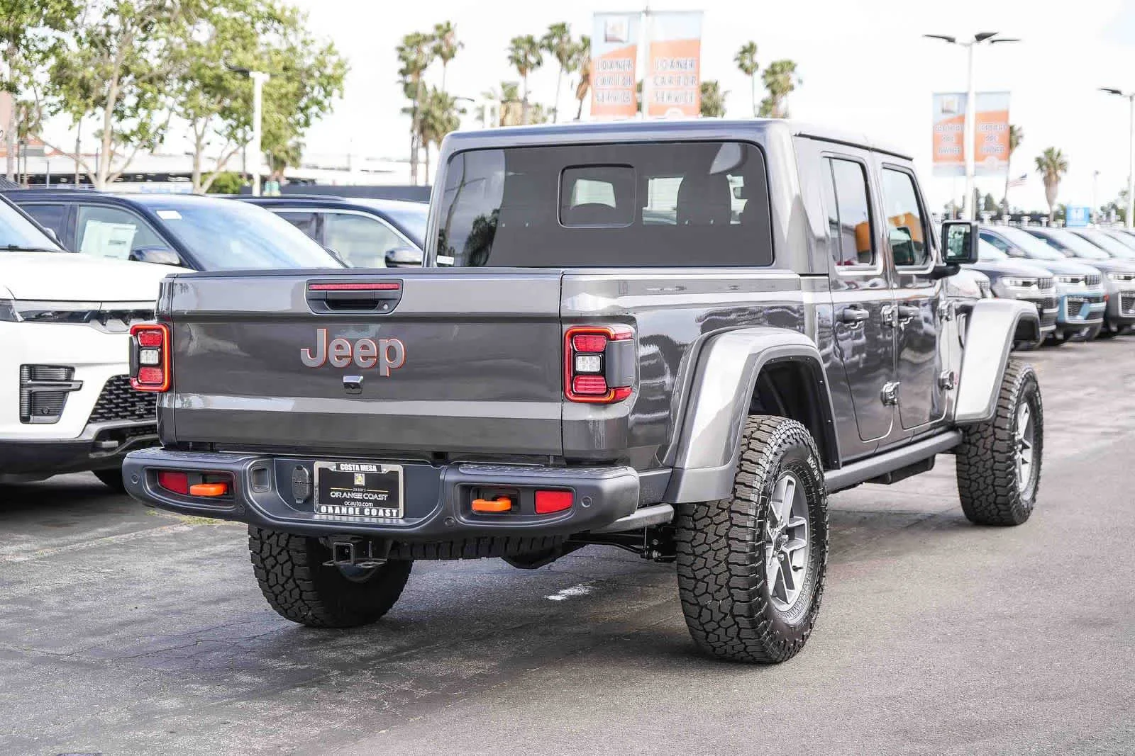 New 2026 Granite Crystal Metallic Clear-Coat Exterior Paint Jeep Mojave X image 7