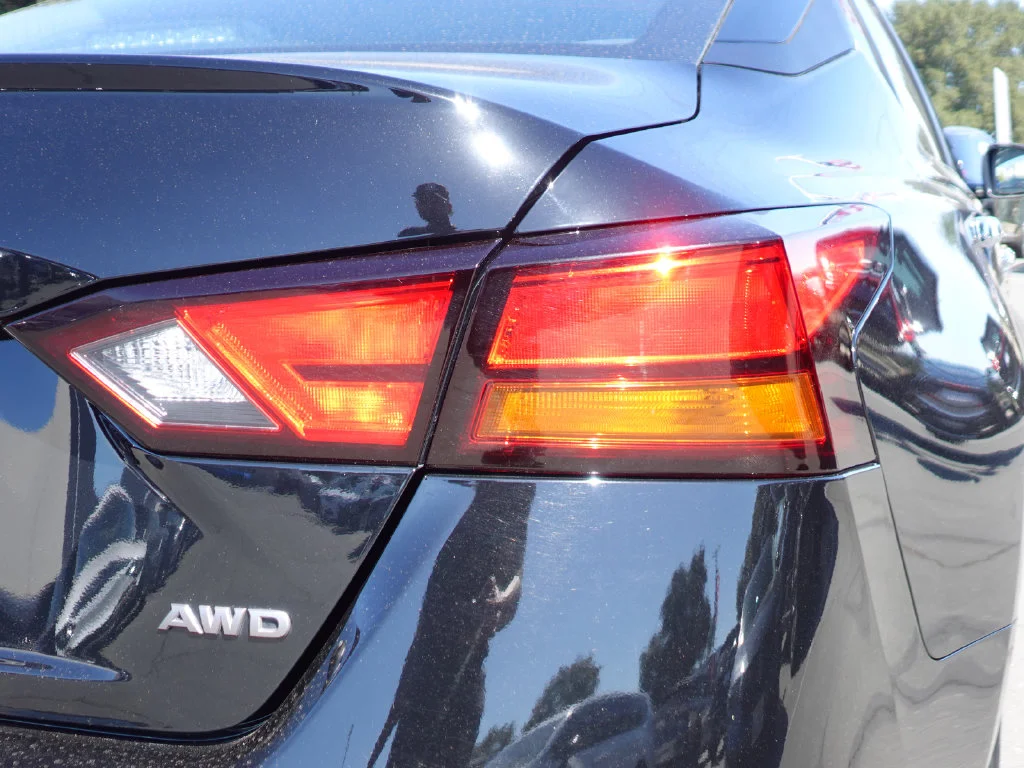 Used 2025 Super Black Clearcoat Nissan 2.5 SV image 6