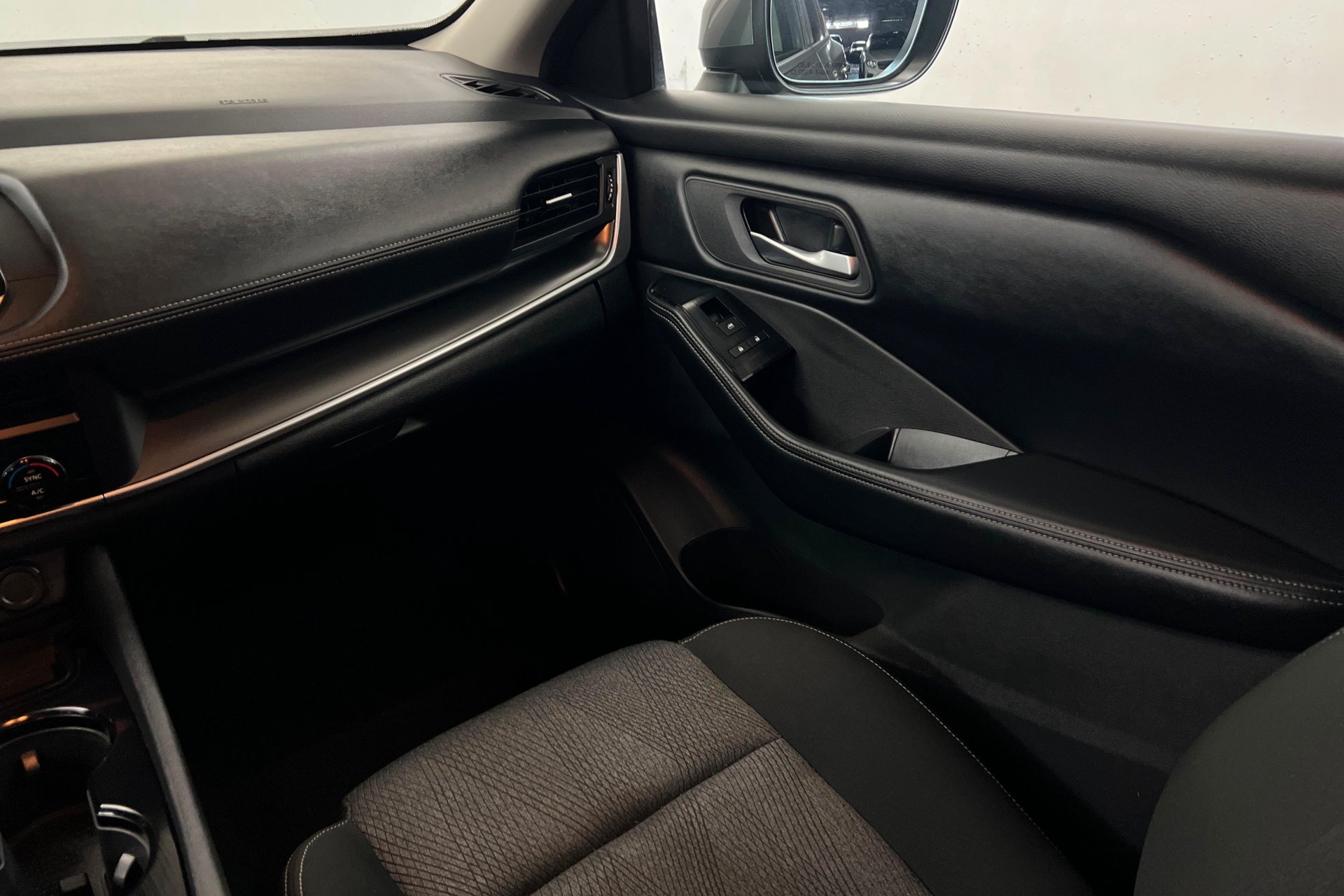 2024 Nissan Rogue SV - Photo 11
