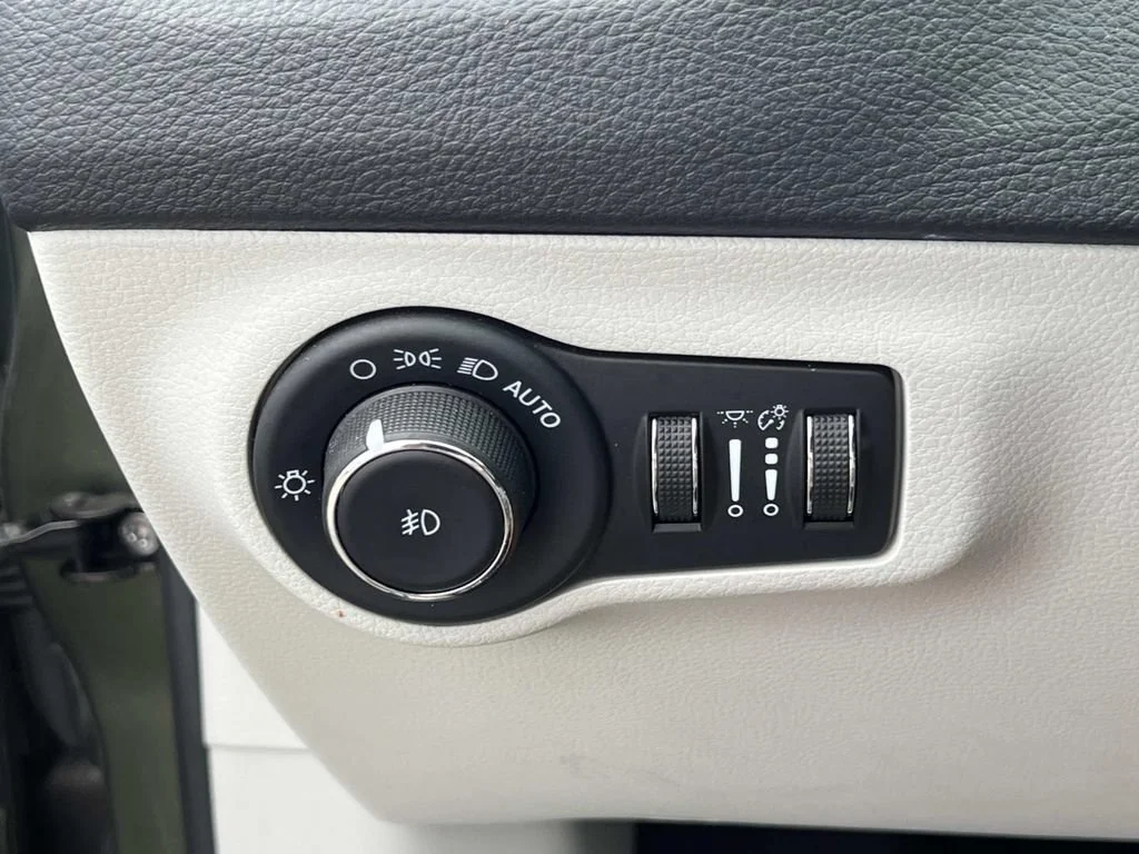 Used 2021 Green Jeep Limited image 23