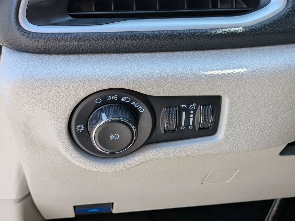 Used 2023 White Chrysler Touring L image 15