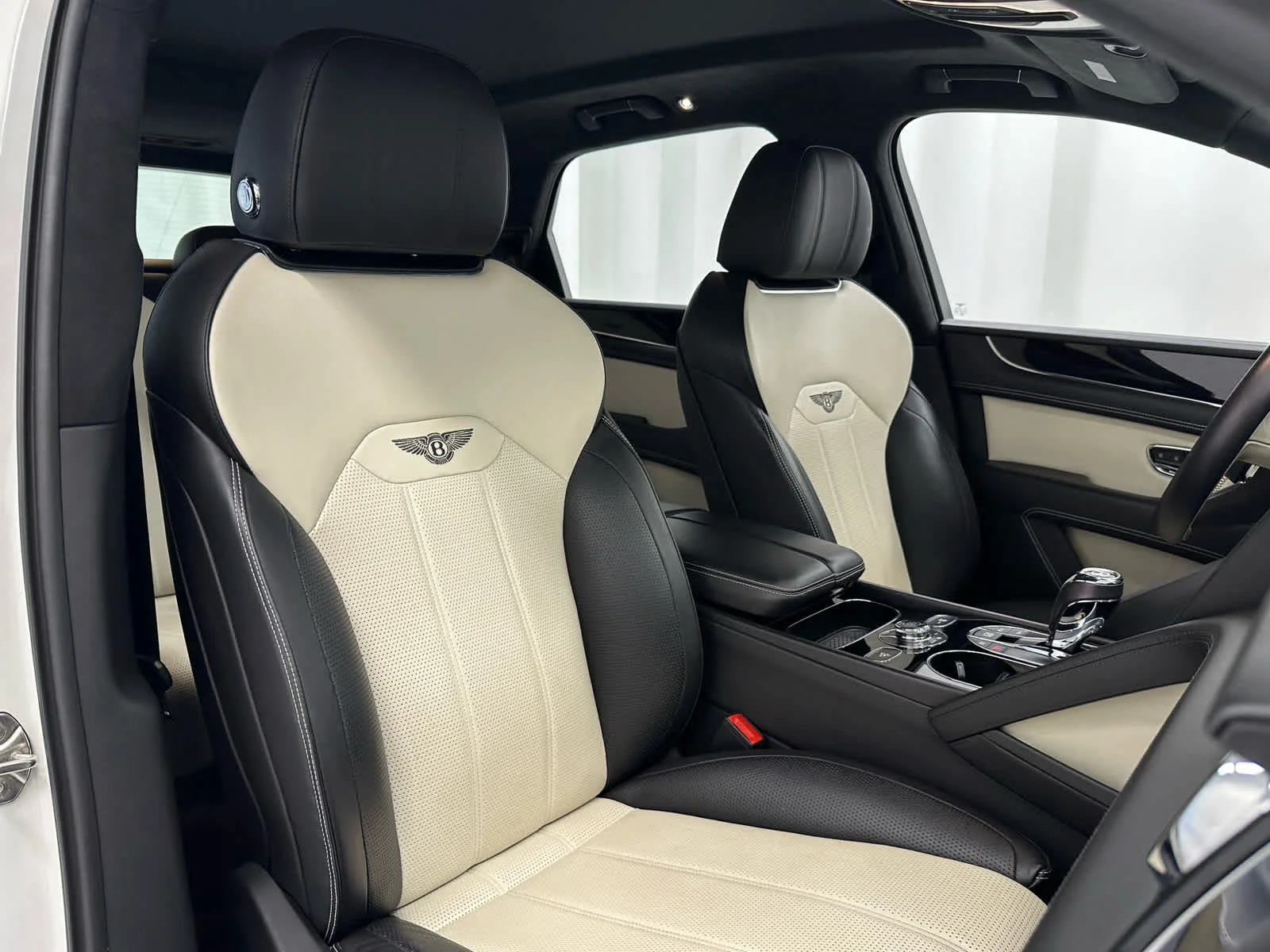 Used 2023 Glacier White Bentley V8 image 19