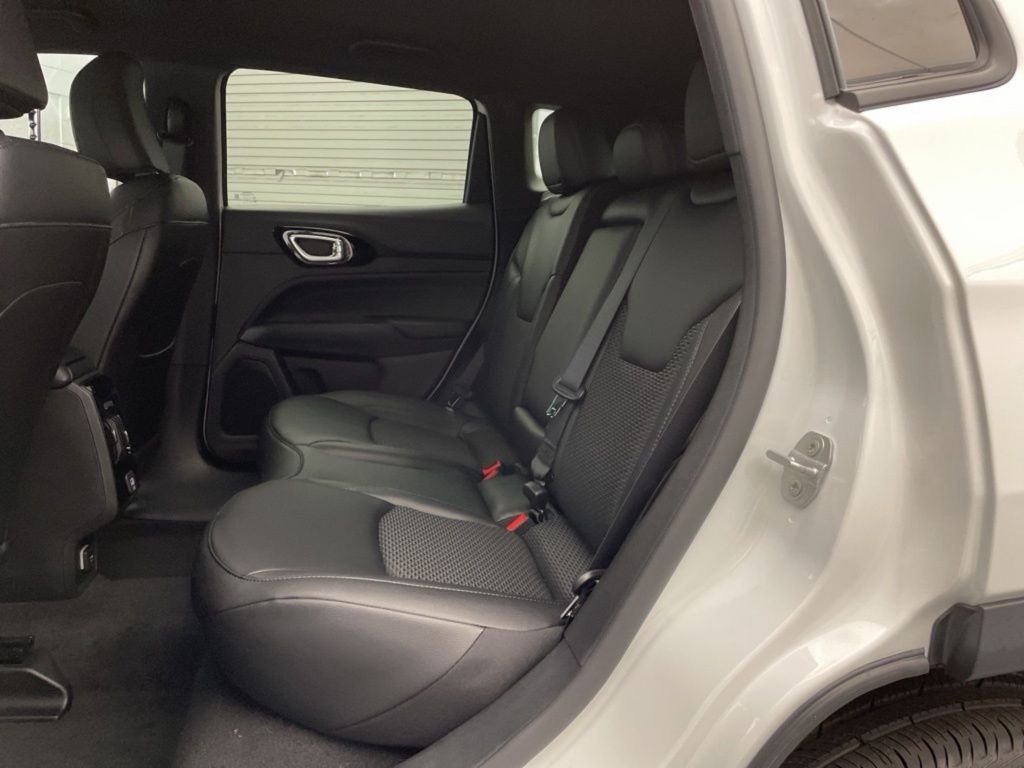 New 2026 Bright White Clear-Coat Exterior Paint Jeep Latitude image 16