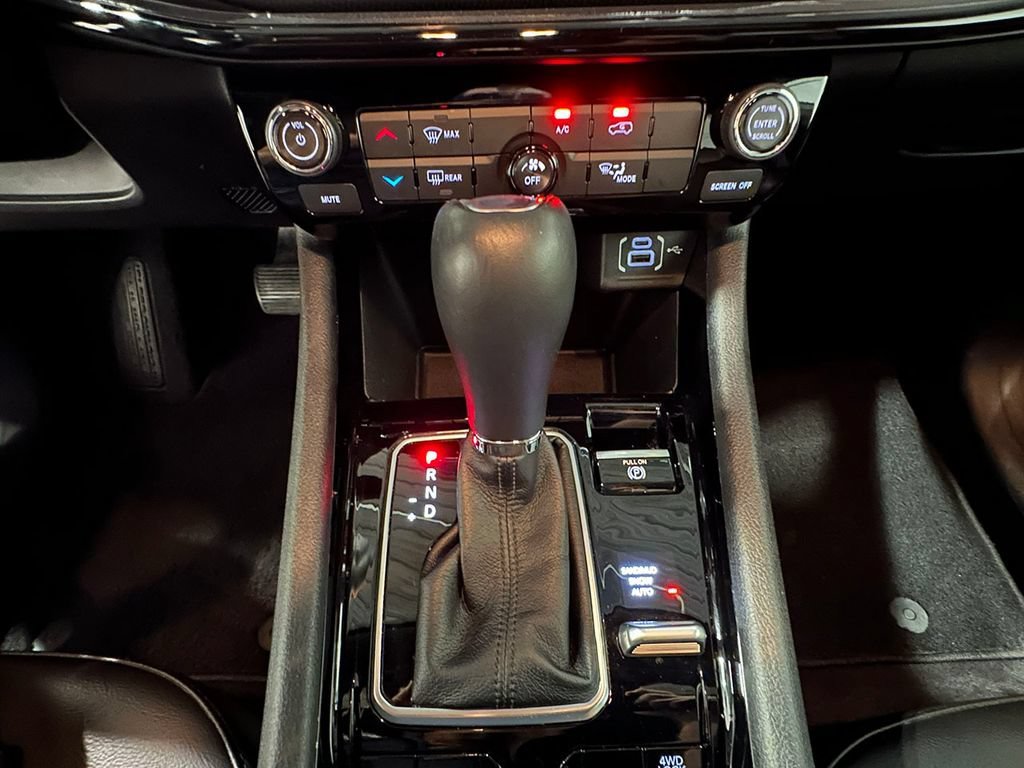 Used 2023  Jeep Altitude image 32