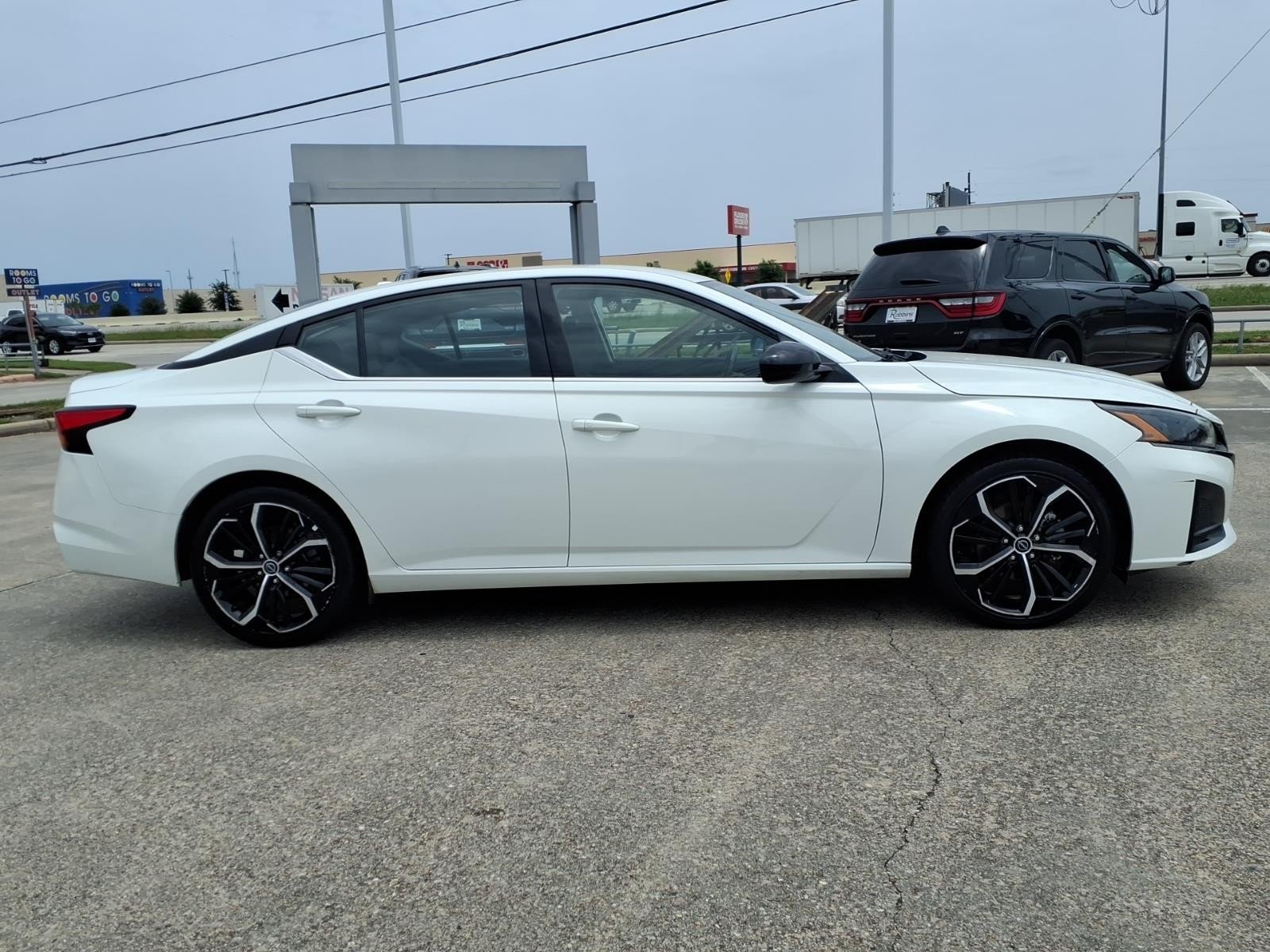 2023 Nissan Altima 2.5 SR White at G Motors