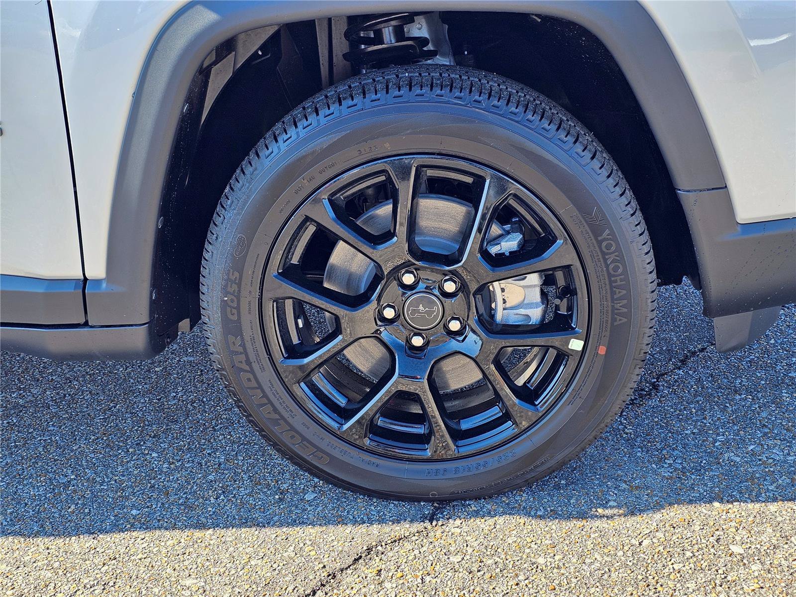 New 2026 Silver Zynith Metallic Clearcoat Jeep Latitude Altitude image 6
