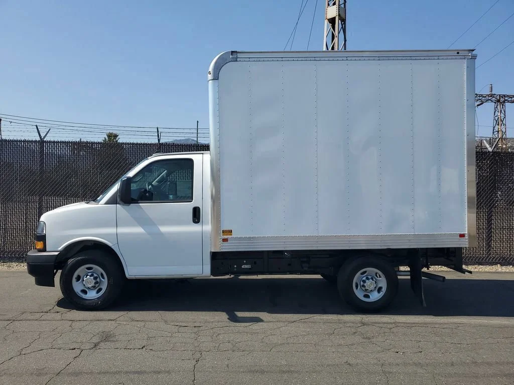 New 2025 Summit White Chevrolet 1WT image 9