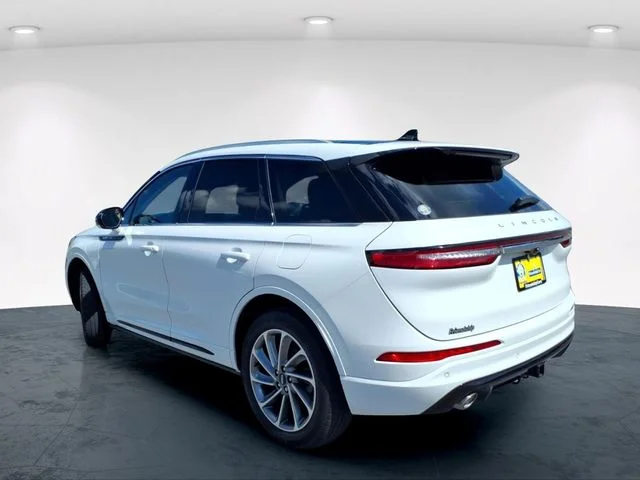 Used 2022 White Lincoln Grand Touring image 10