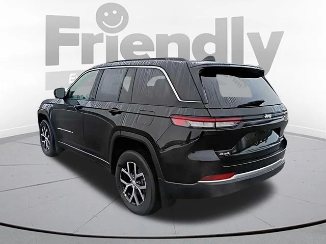 New 2026 Diamond Black Crystal Pearl-Coat Exterior Paint Jeep Limited image 3