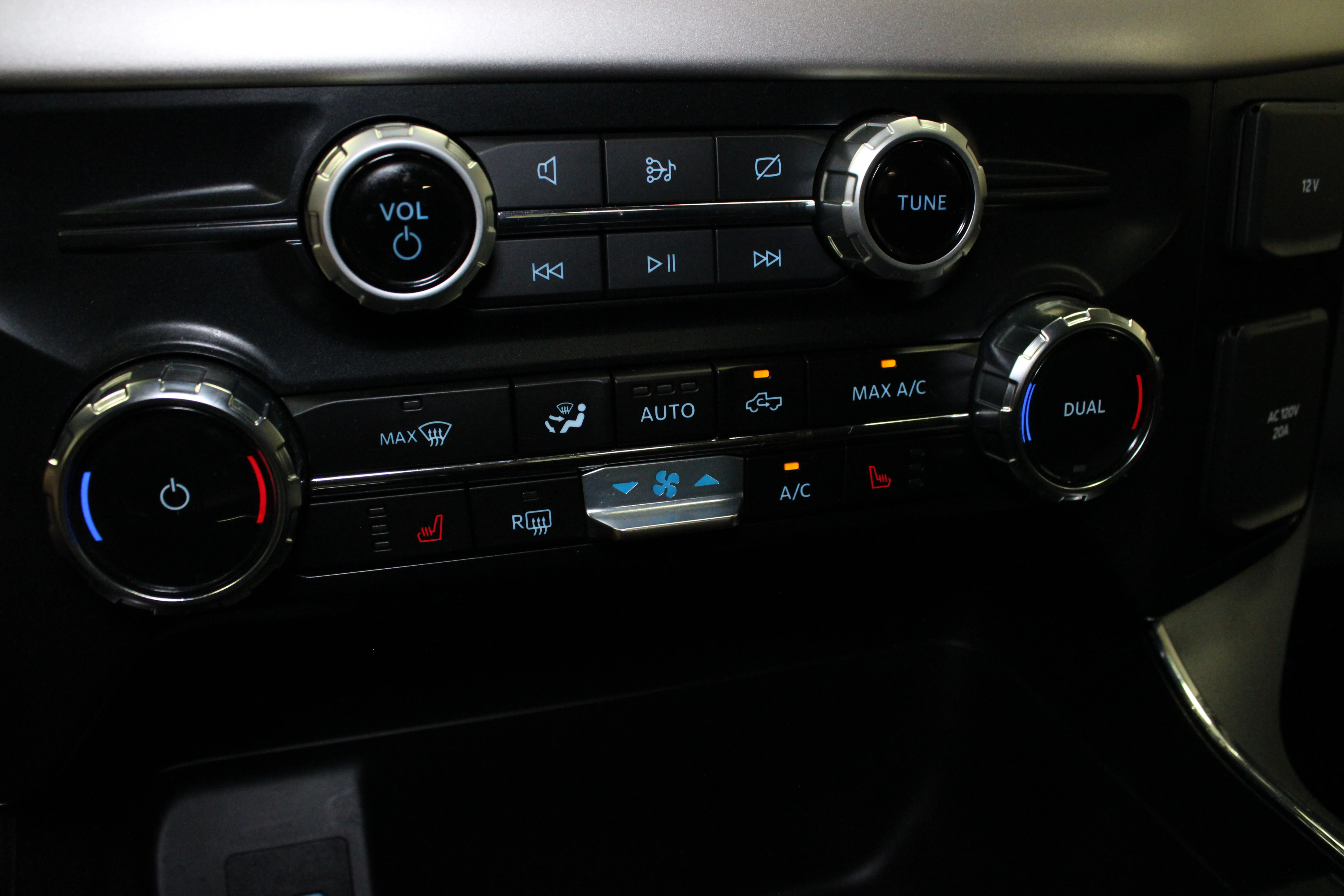 Used 2023 Oxford White Ford XLT image 26