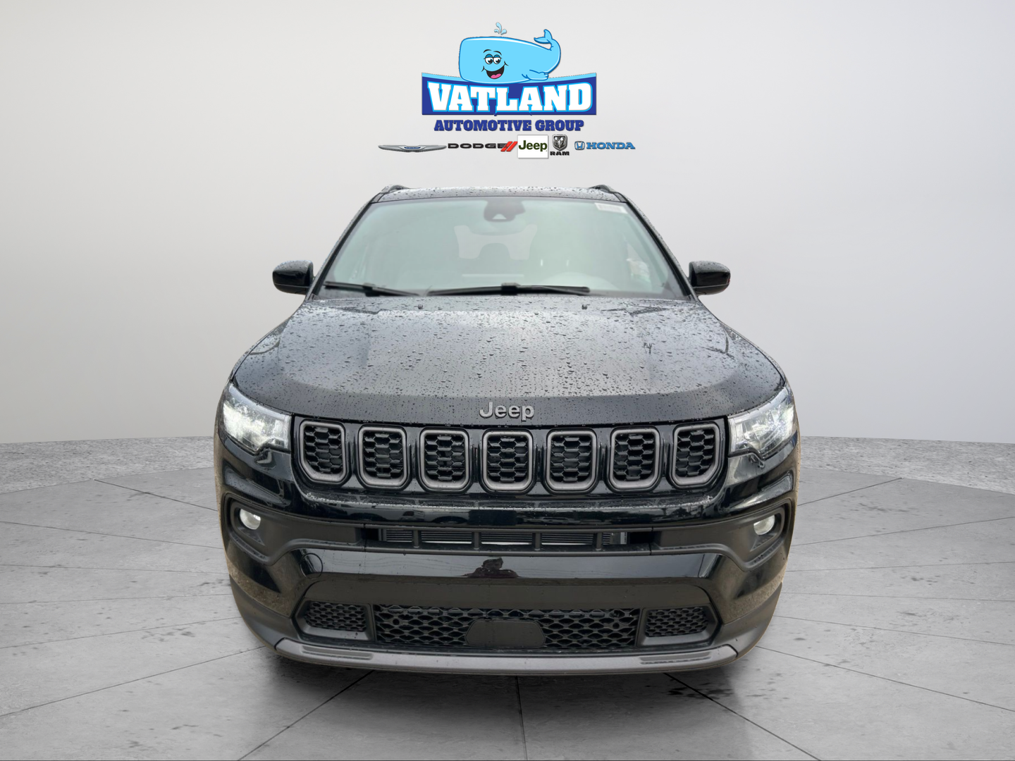 New 2026 Diamond Black Crystal Pearl-Coat Exterior Paint Jeep Latitude image 10