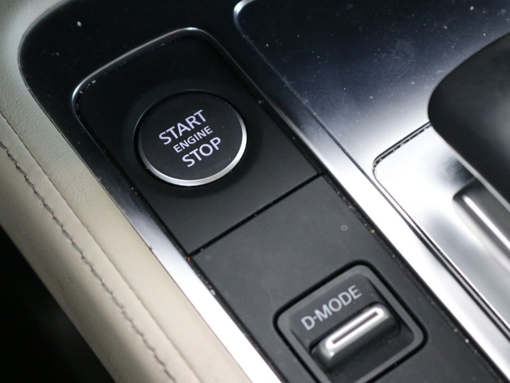 Certified Used 2023 Silver INFINITI LUXE image 17