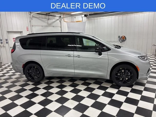 New 2026 Silver Mist Clear-Coat Exterior Paint Chrysler Select image 3
