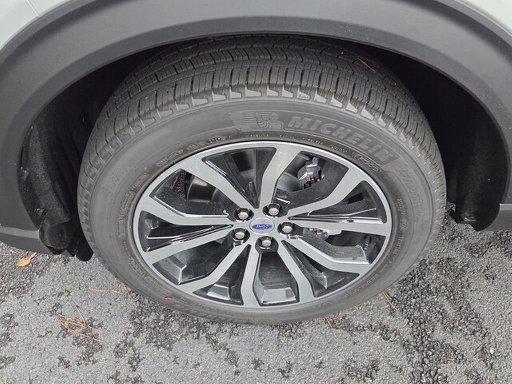 New 2027 Avalanche Gray Ford ST-Line image 6