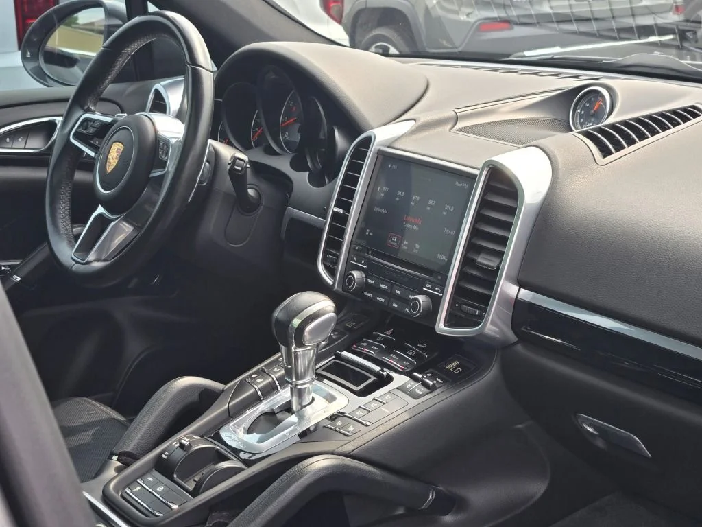 Used 2017  Porsche S image 9