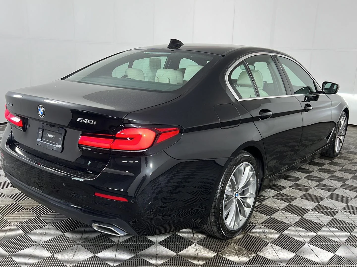 Used 2023 Black Sapphire Metallic BMW 540i xDrive image 17