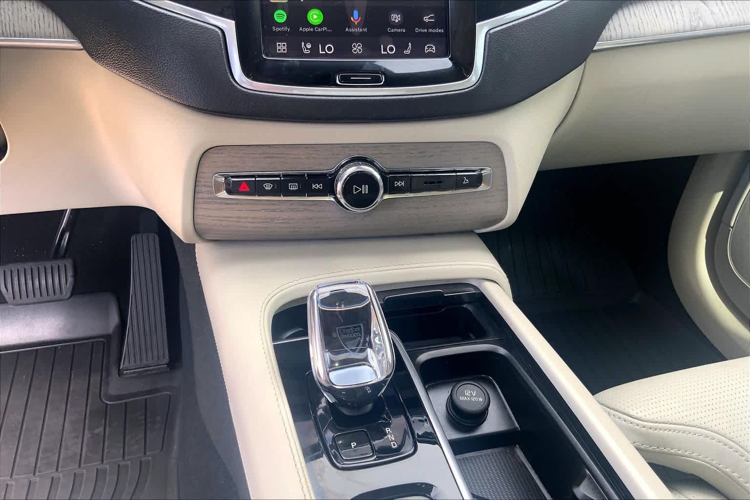 Used 2025 WHITE Volvo Ultra image 32