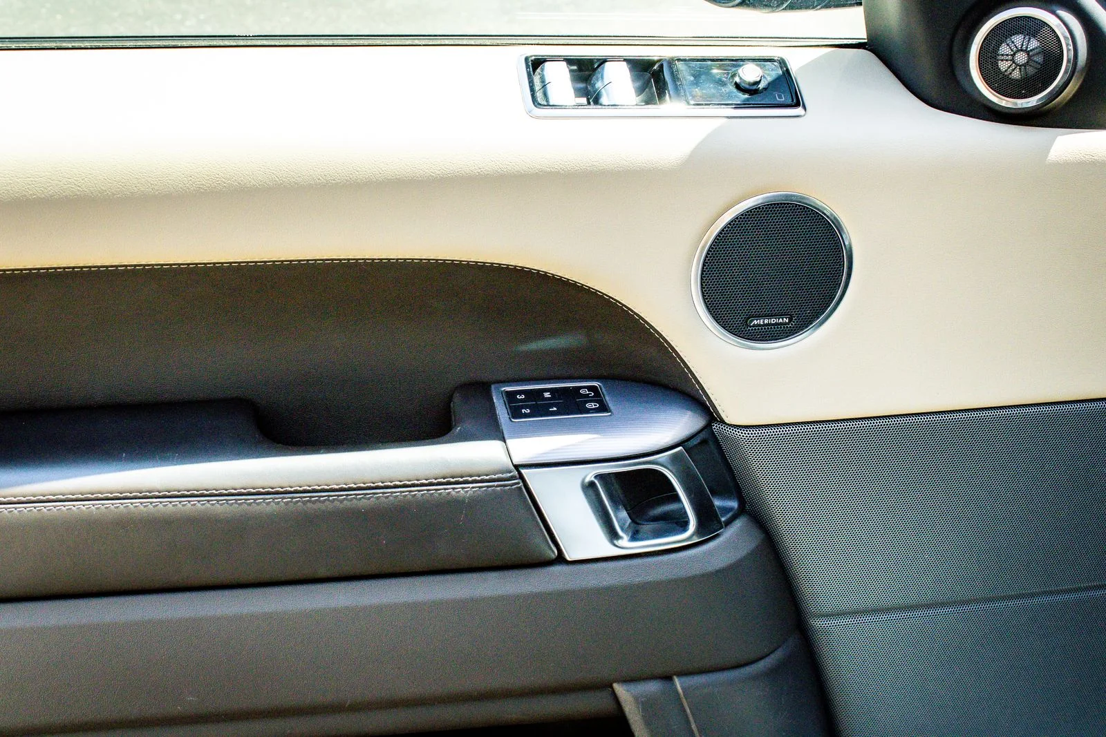 Used 2019 White Land Rover HSE image 21