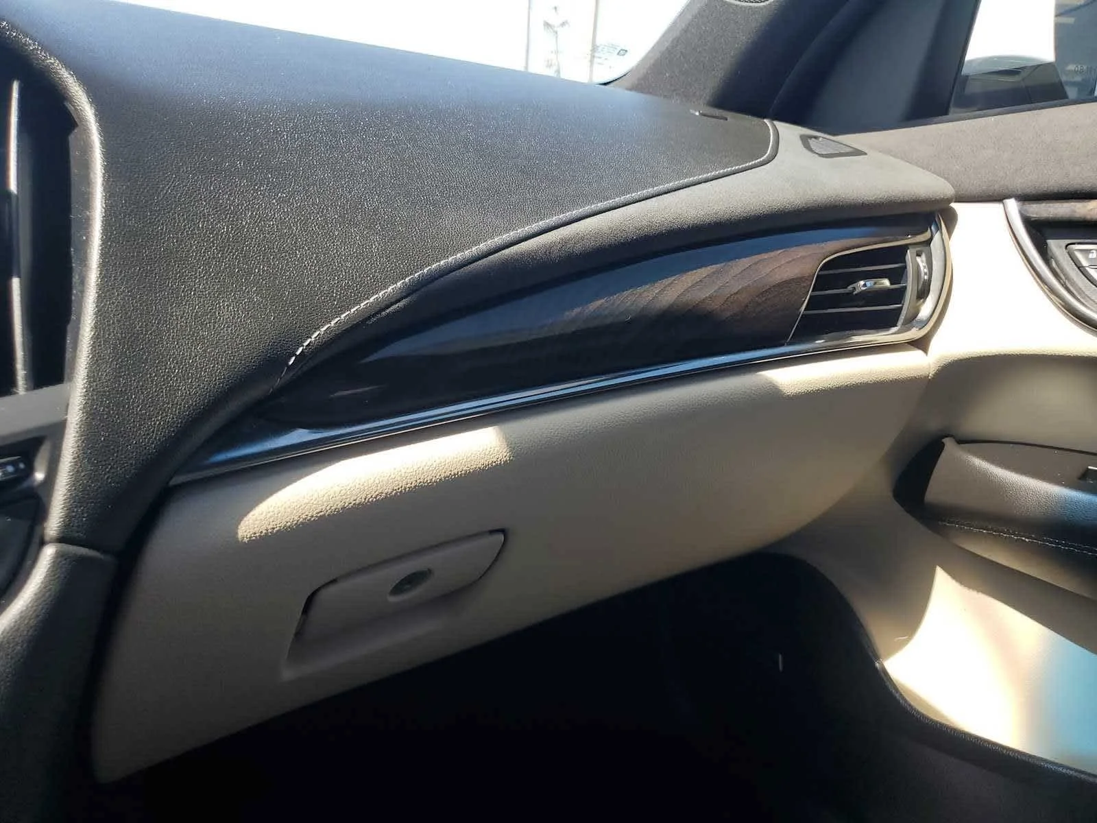 Used 2018 CRYSTAL WHITE TRICOAT Cadillac Luxury AWD image 24
