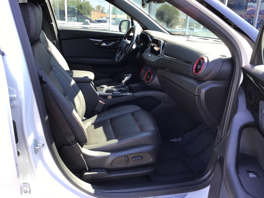 Used 2022 Iridescent Pearl Tricoat Chevrolet RS image 7