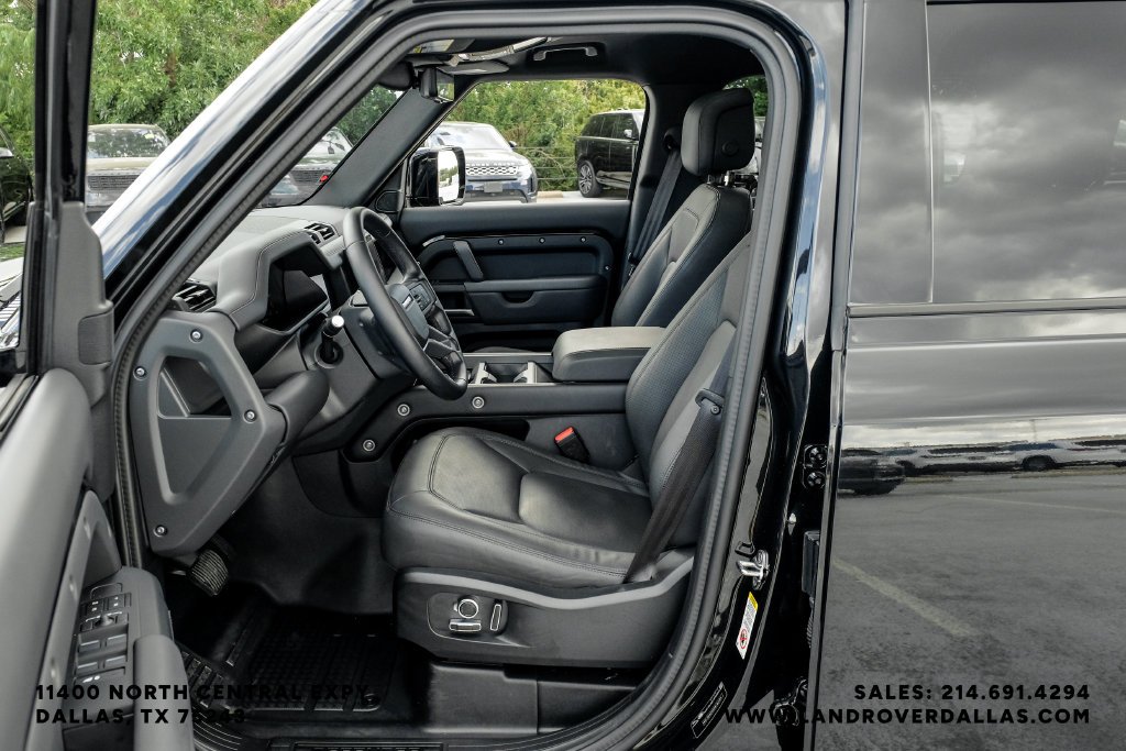 Used 2025 Black Land Rover X-Dynamic SE image 39