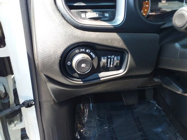 Used 2022 White Jeep Latitude image 12