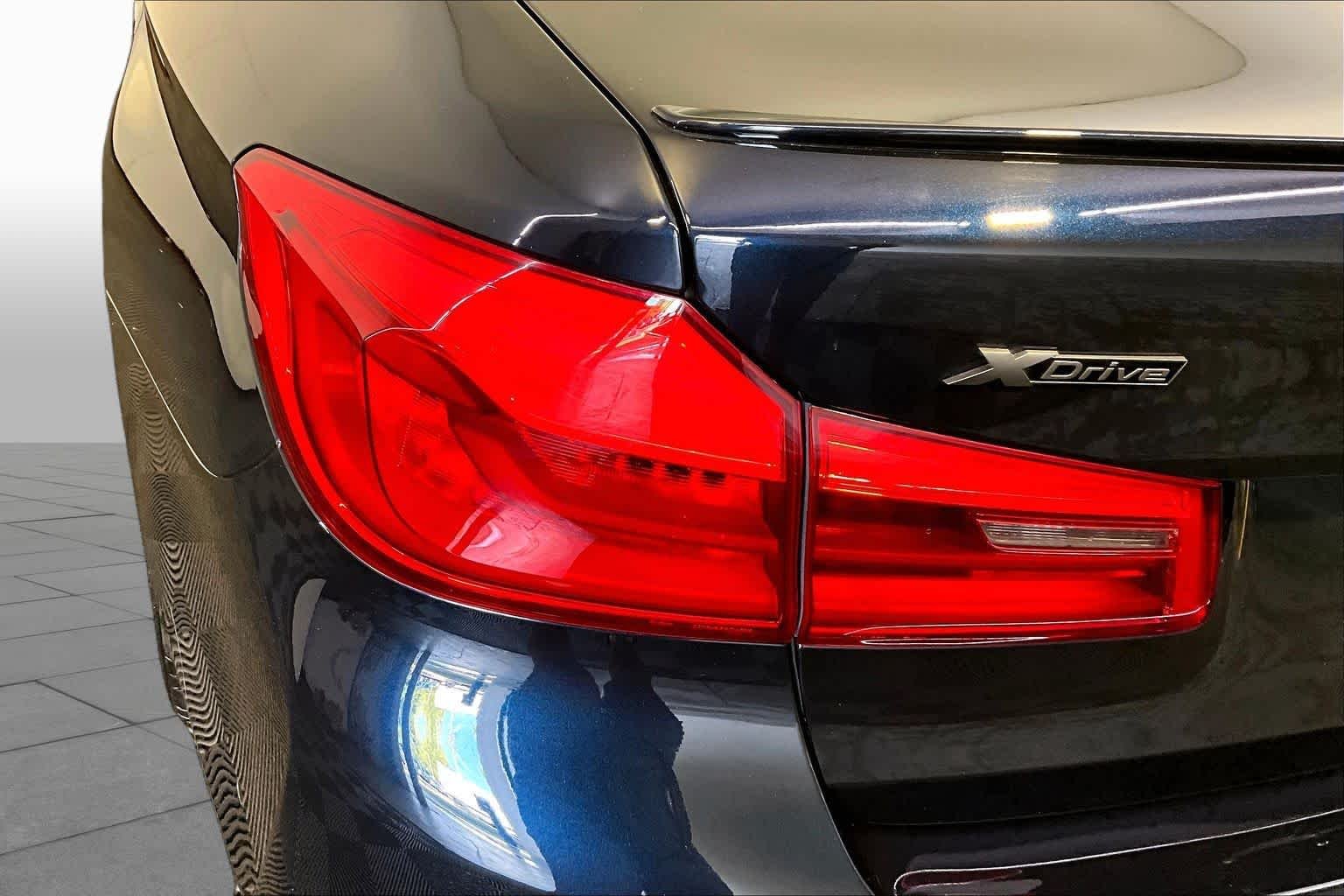 Used 2019 Carbon Black Metallic BMW M550i xDrive image 28