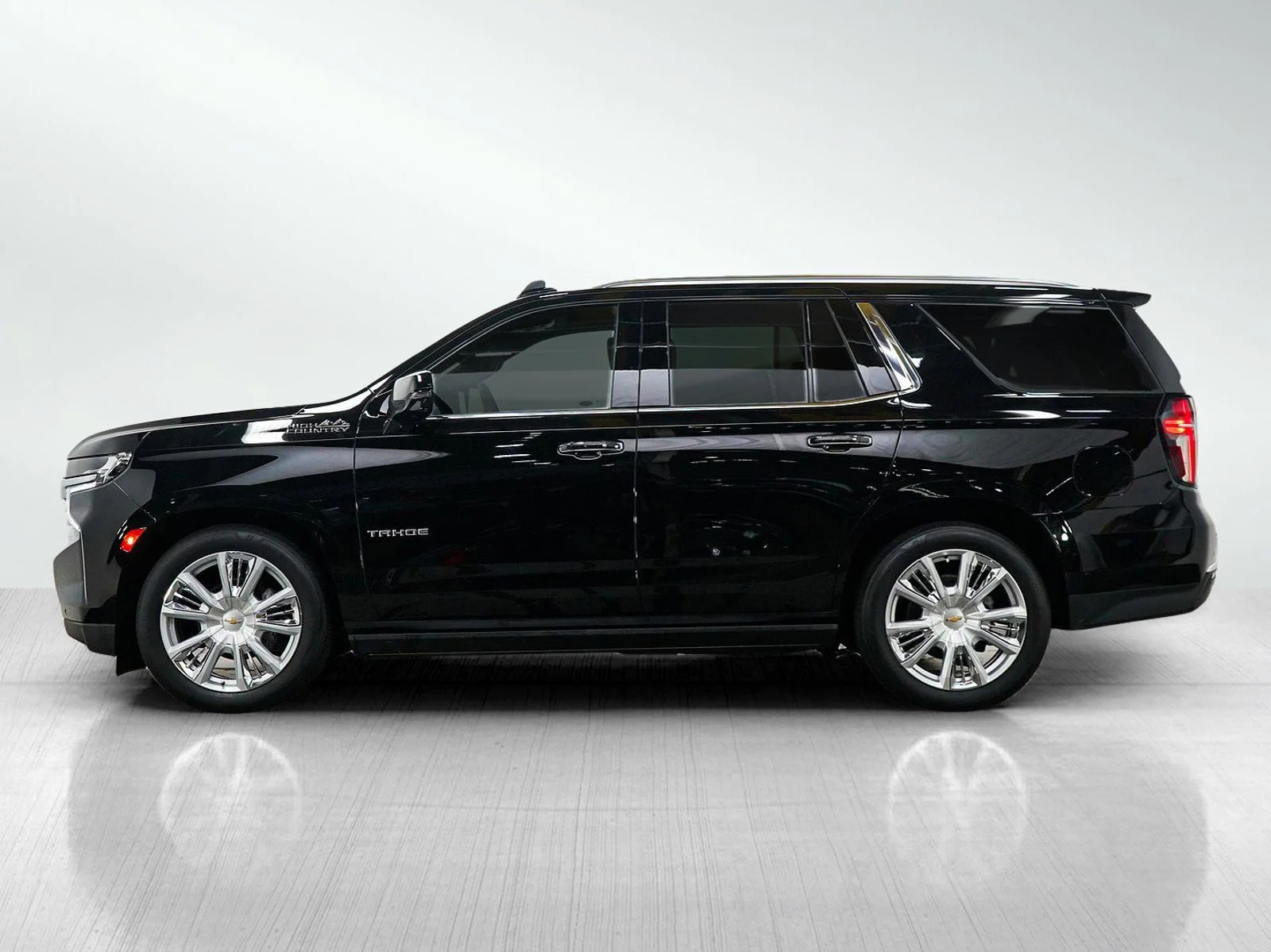 Used 2024 Chevrolet Tahoe High Country with VIN 1GNSKTKT9RR132394 for sale in Roseville, Minnesota