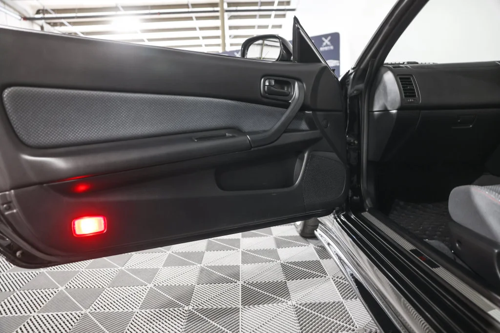 Used 2000 Black Nissan  image 32