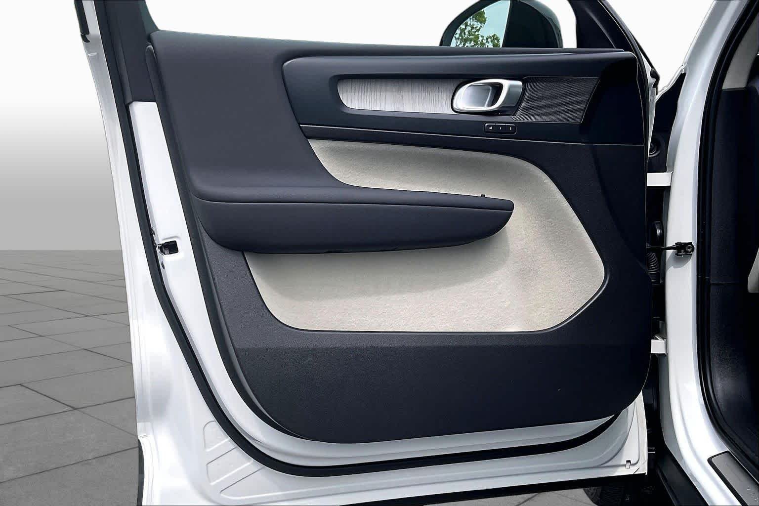 Used 2023 Crystal White Metallic Volvo Plus Dark Theme image 23