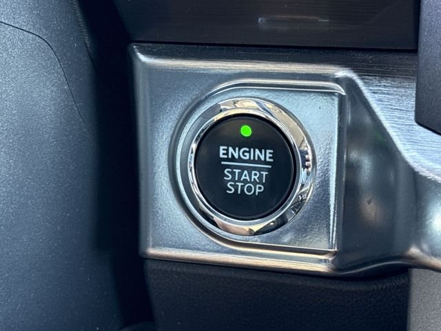 Used 2022  Ford Lariat image 28