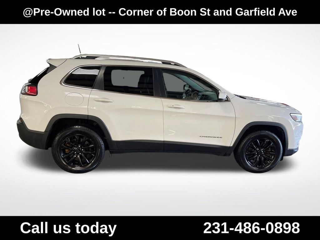 Used 2019 White Jeep Latitude Plus image 6