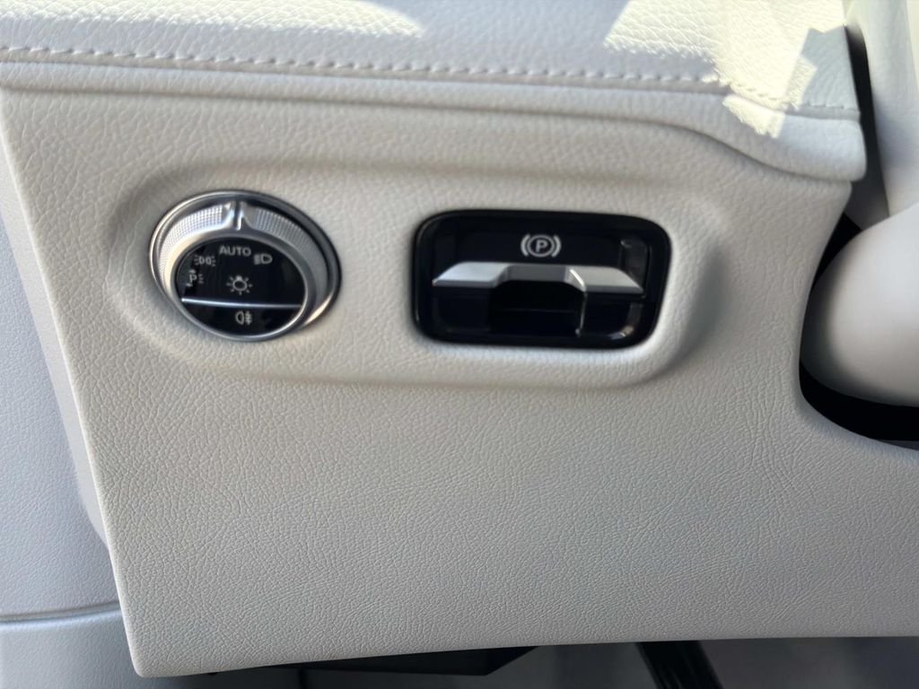 Certified Used 2023  Mercedes-Benz 450 image 21