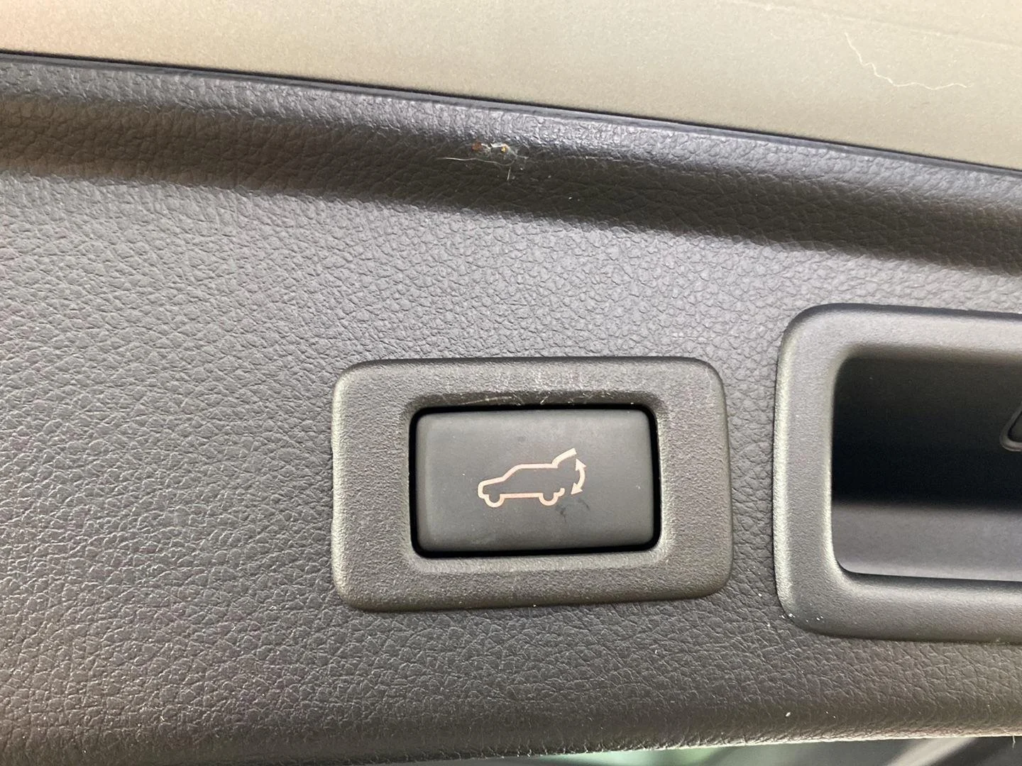 Used 2018 Ice Silver Metallic Subaru Limited image 30