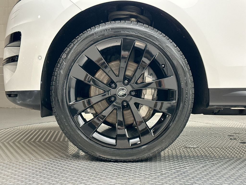 Used 2023 Fuji White Land Rover SE image 17