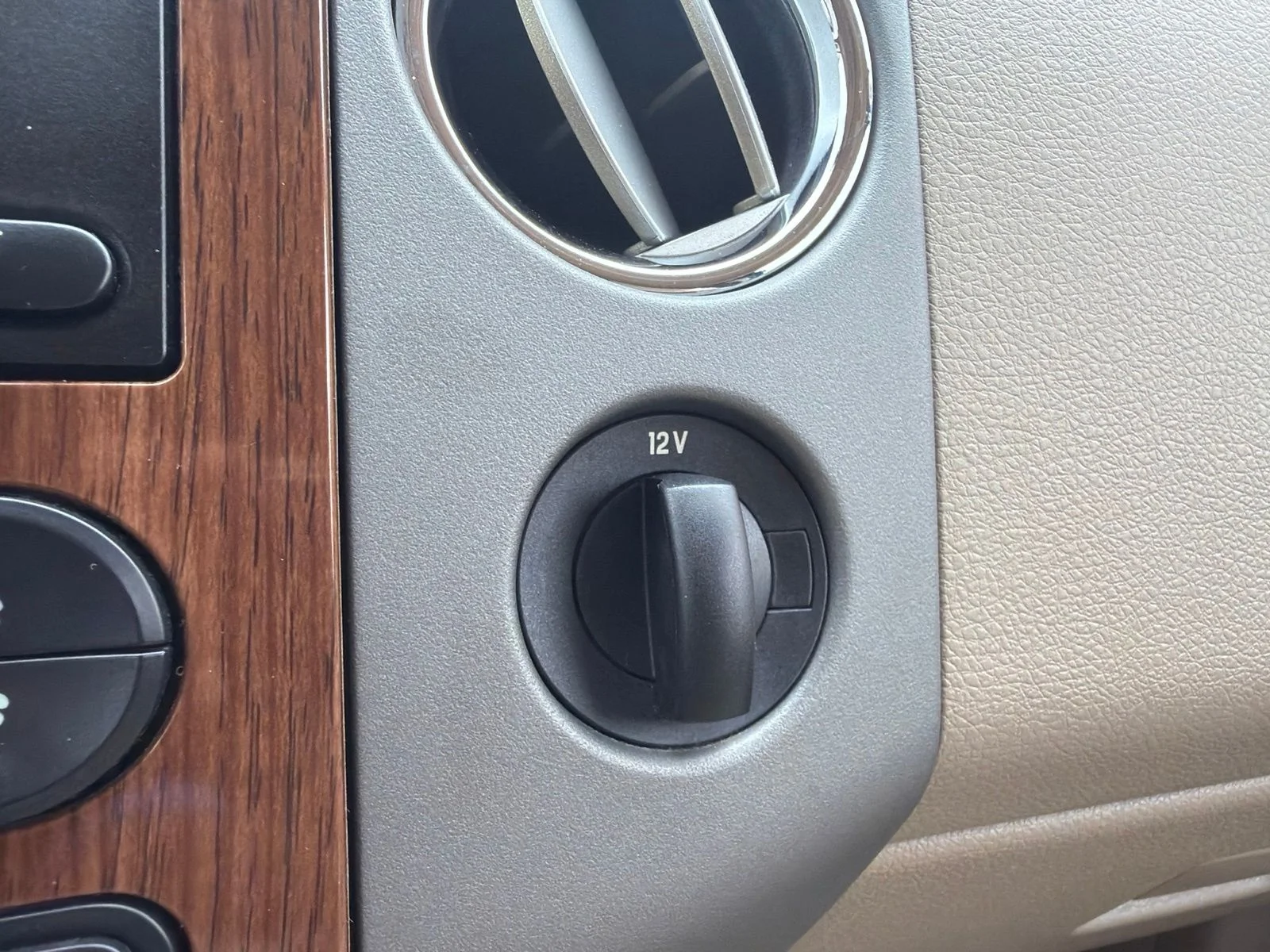 Used 2004 Red Ford Lariat image 21