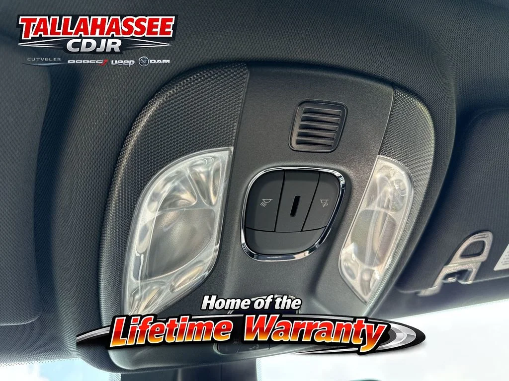 New 2026 Diamond Black Crystal Pearl-Coat Exterior Paint Jeep Latitude image 18