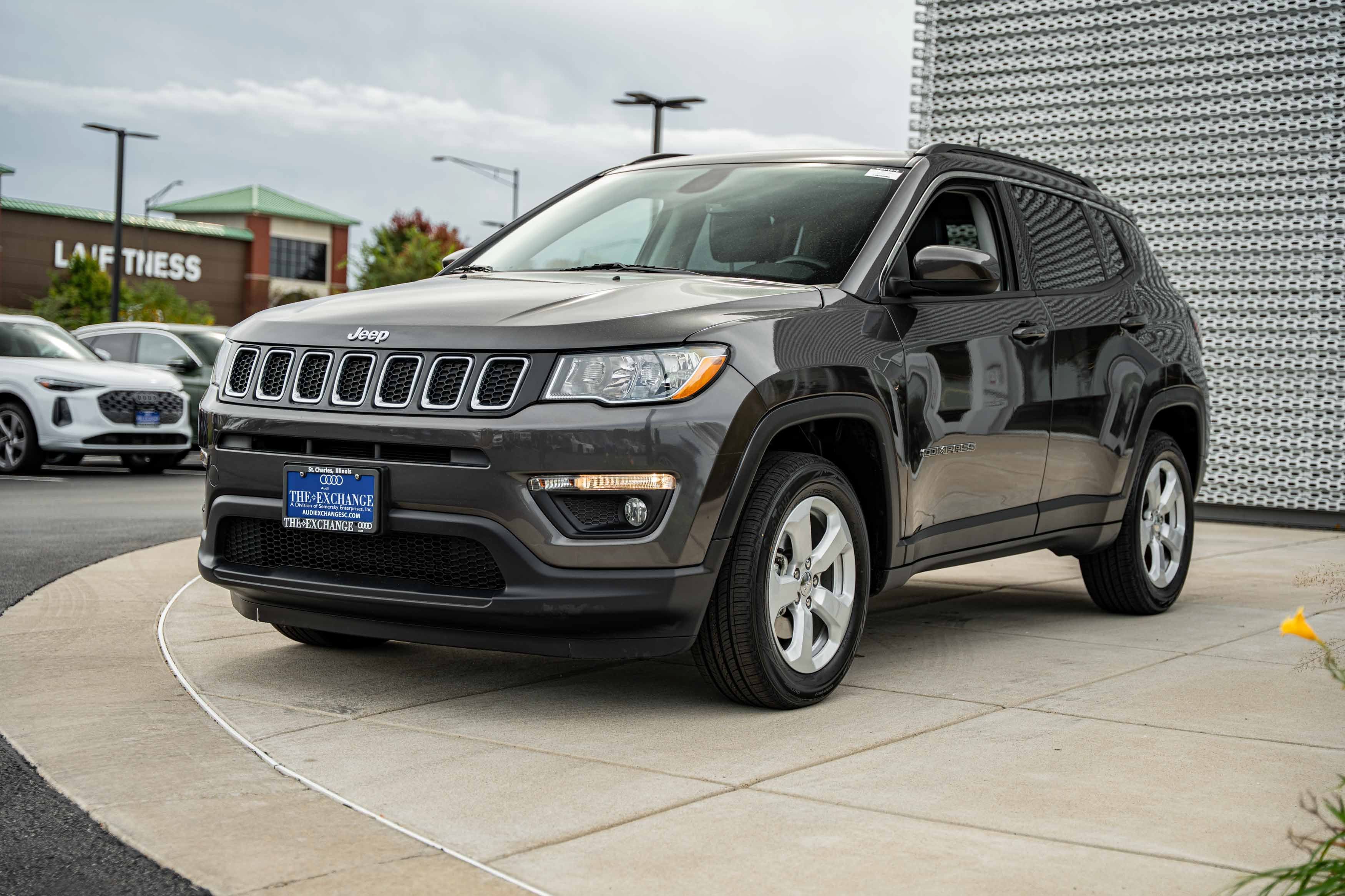 Used 2021 Granite Crystal Metallic Clearcoat Jeep Latitude image 4