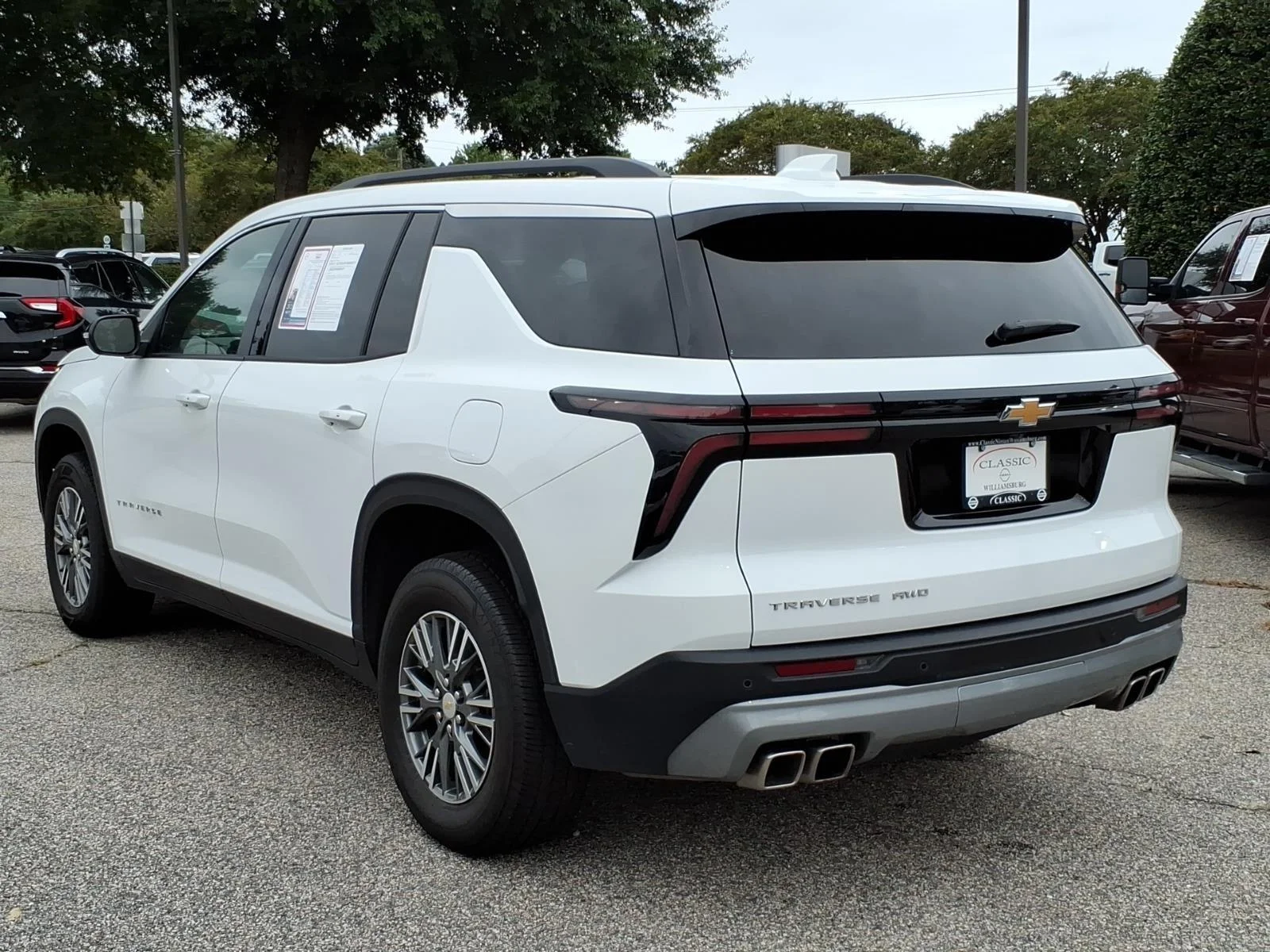 Used 2025 Summit White Chevrolet AWD LT image 9