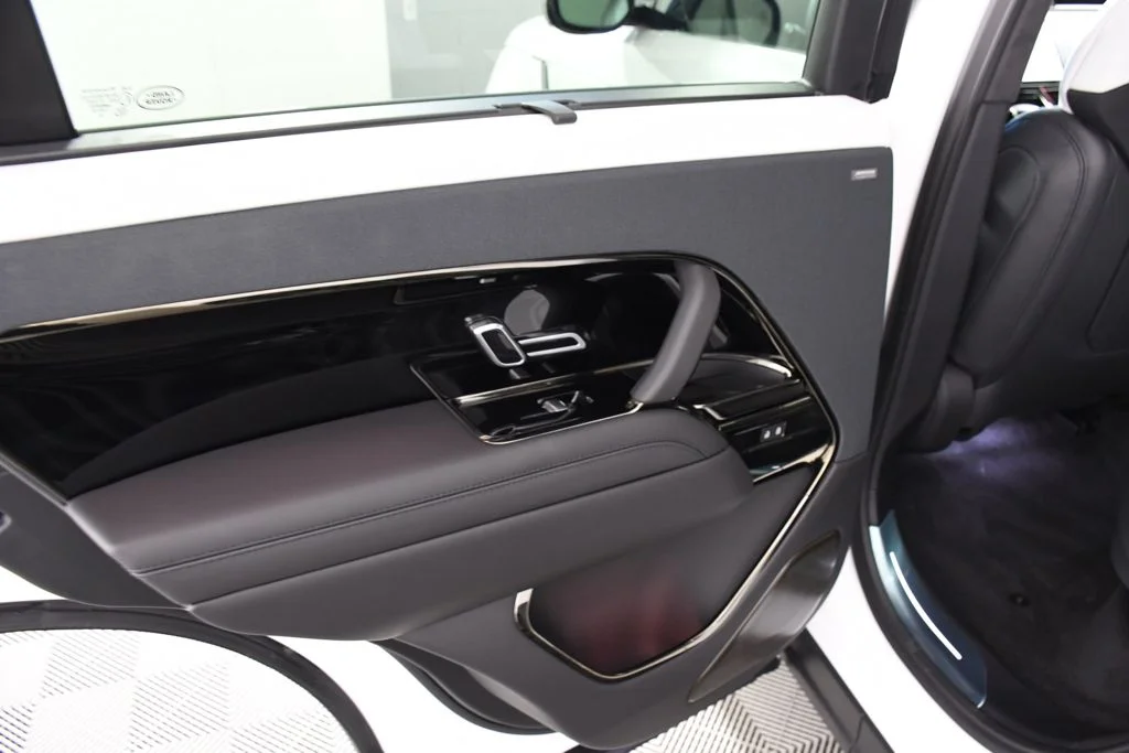 New 2026 Ostuni Prl Whi Land Rover SV image 25