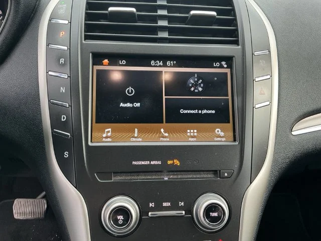 Used 2017 Magnetic Gray Metallic Lincoln Premiere image 15