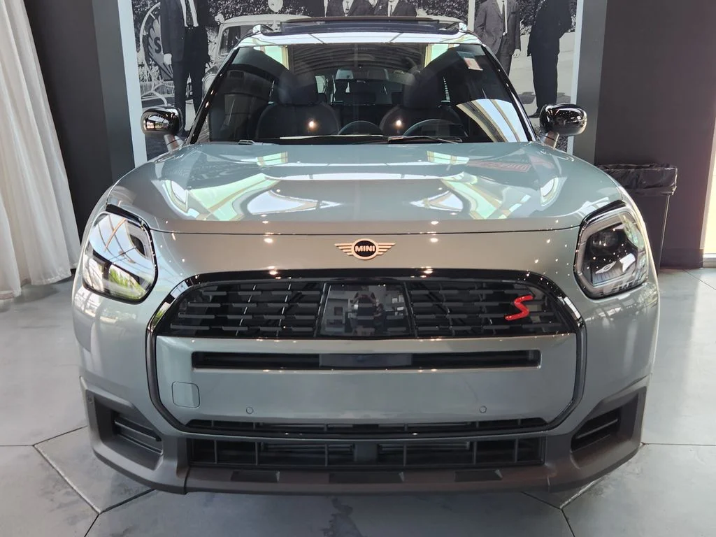 New 2027 Smokey Green Metallic MINI Signature Plus image 2