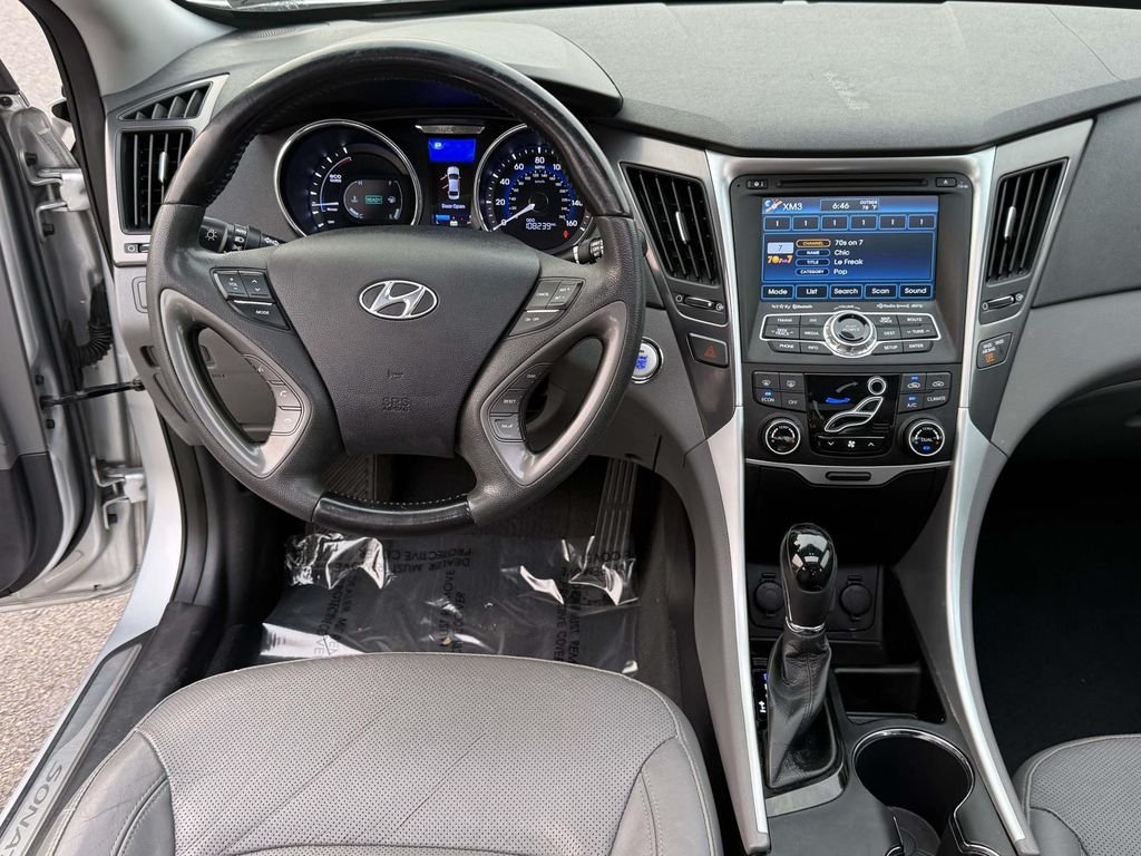 Used 2012 Silver Frost Metallic Hyundai Base image 17