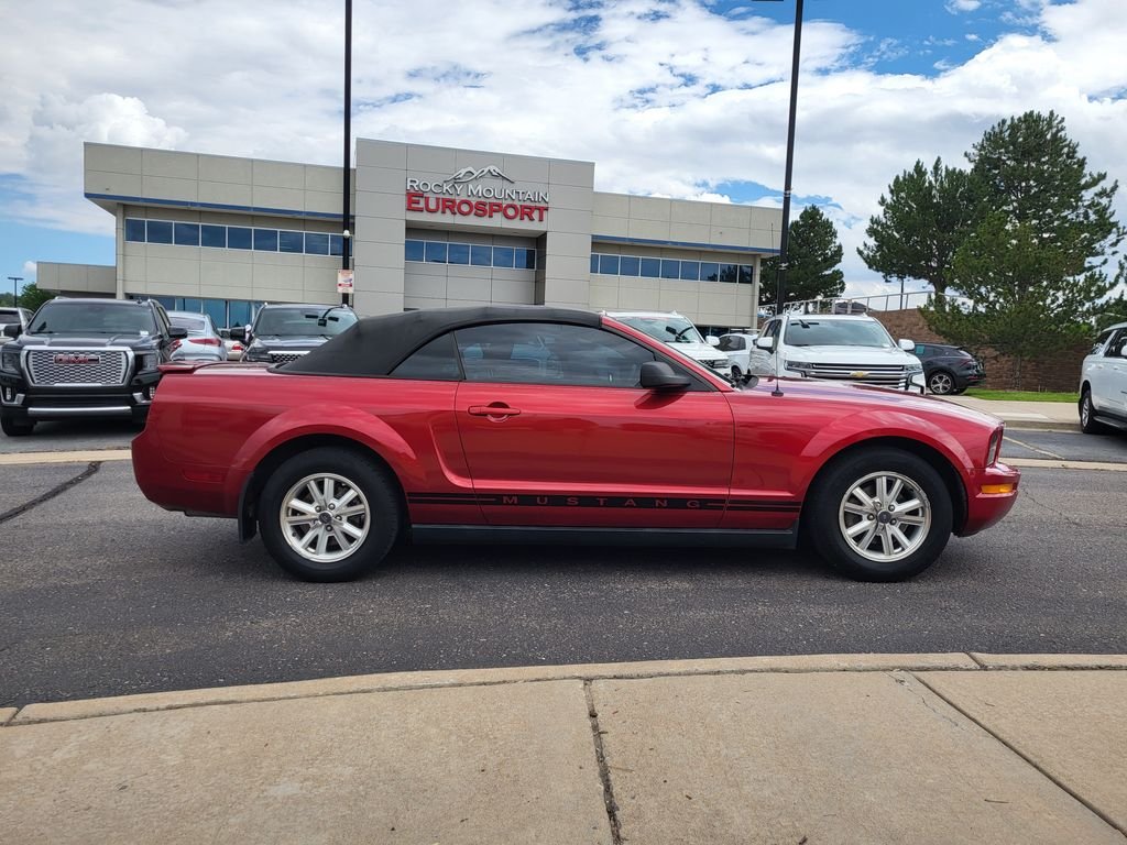 Used 2007 Red Ford V6 Deluxe image 3